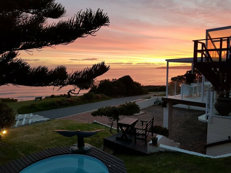 Гостиница Whales Way Ocean Retreat