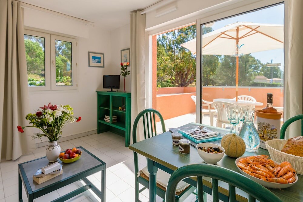 Фото Résidence Lagrange Vacances Le Domaine des Grands Pins