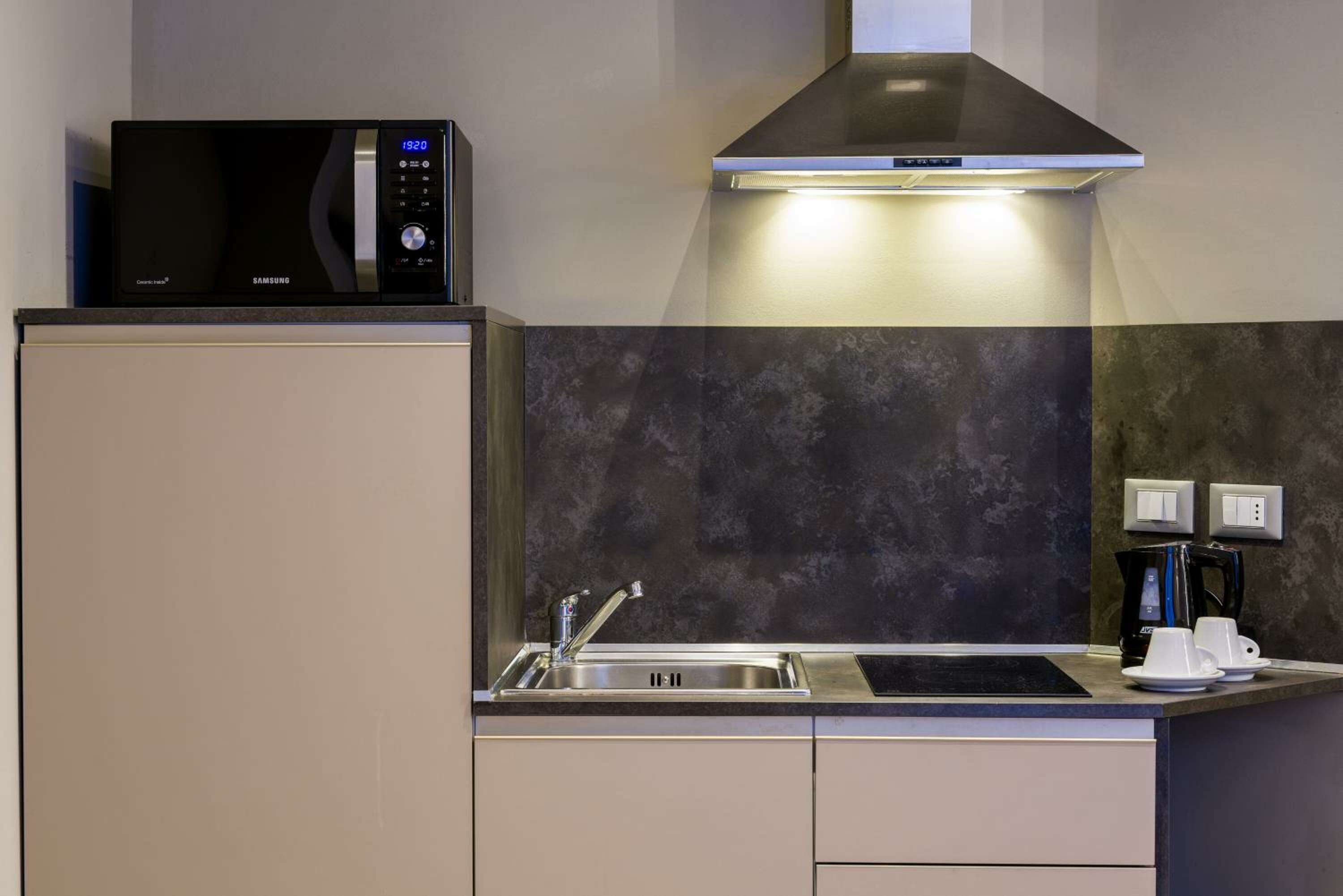 Фото Astoria Suite Apartments