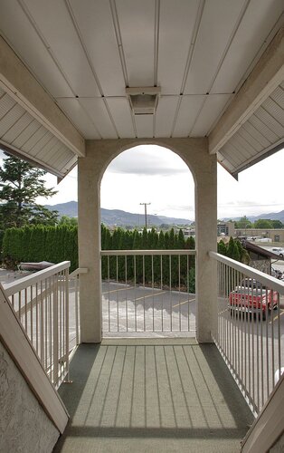 Гостиница Best Budget Inn & Suites Kamloops в Камлупсе
