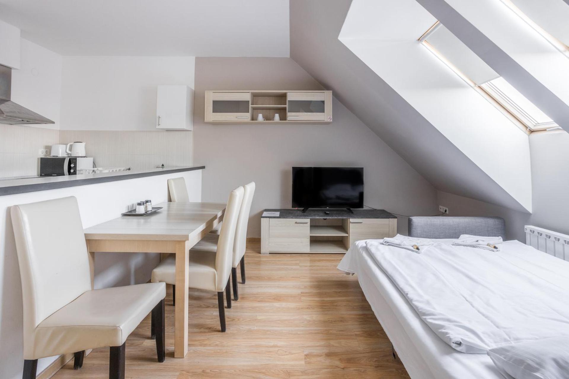 Фото Corvin Plaza Apartments and Suites