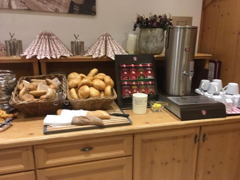 Фото Hotel Braeuwirt