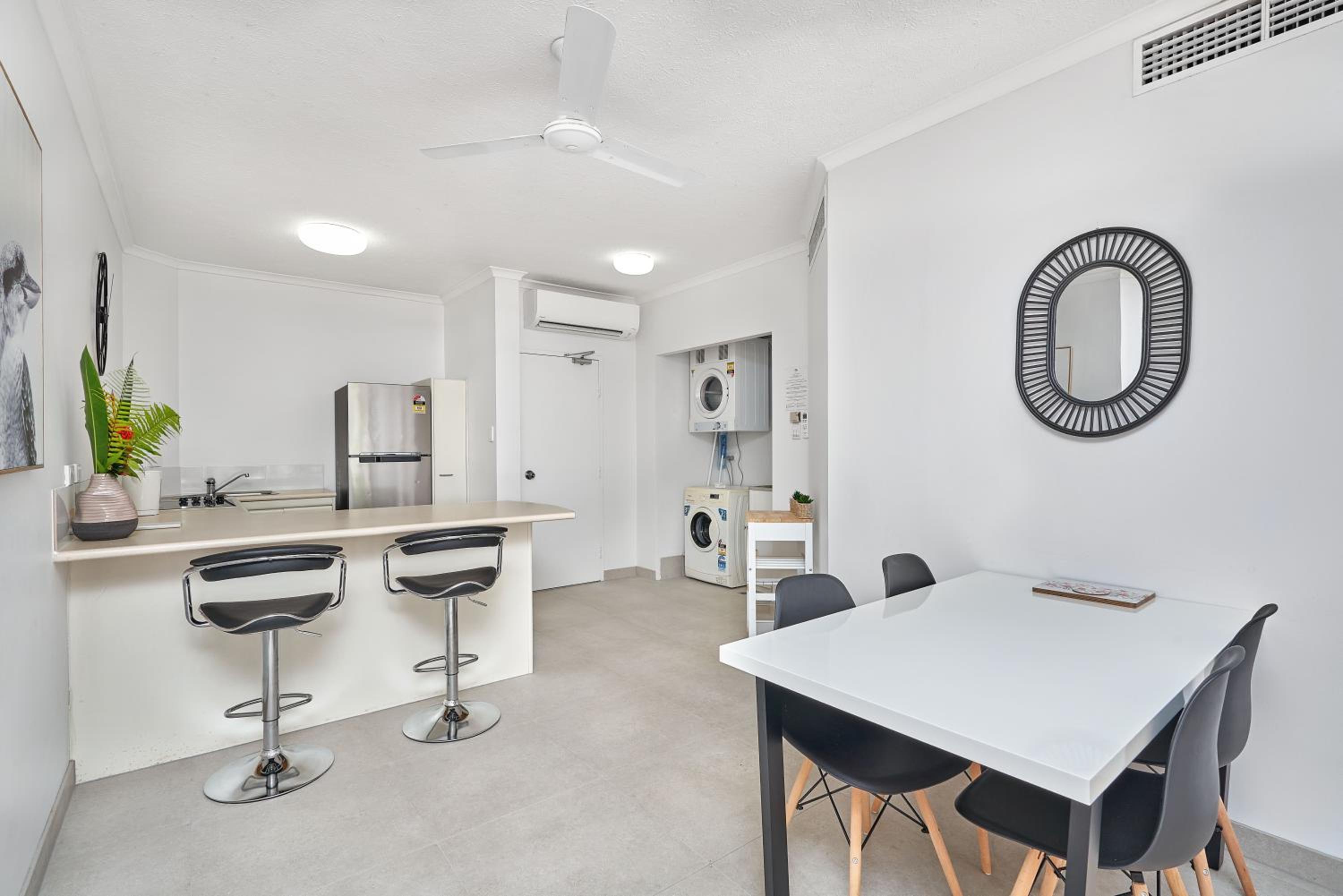 Фото Golden Sands Beachfront Apartment Resort