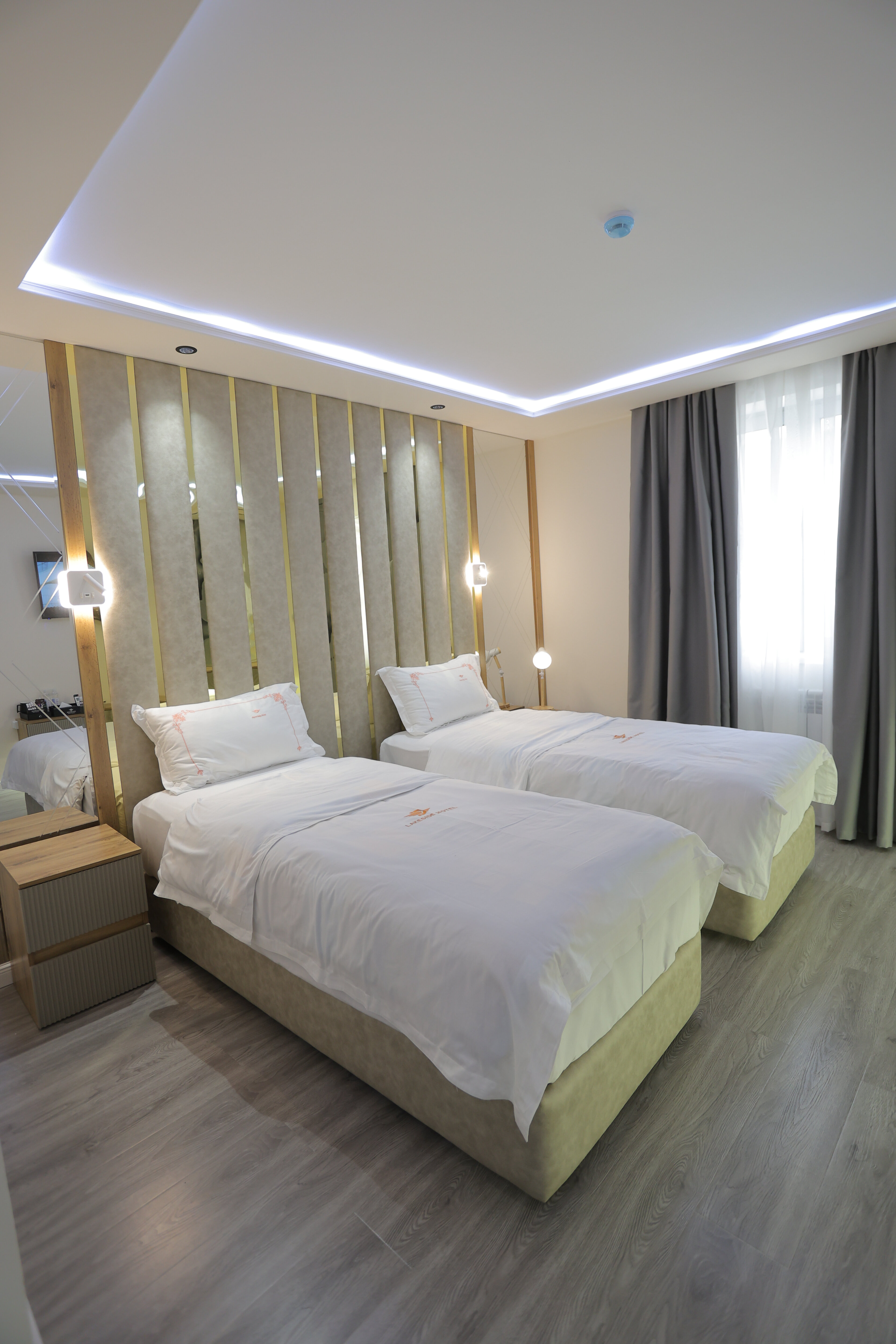 Фото Lakeside Hotel