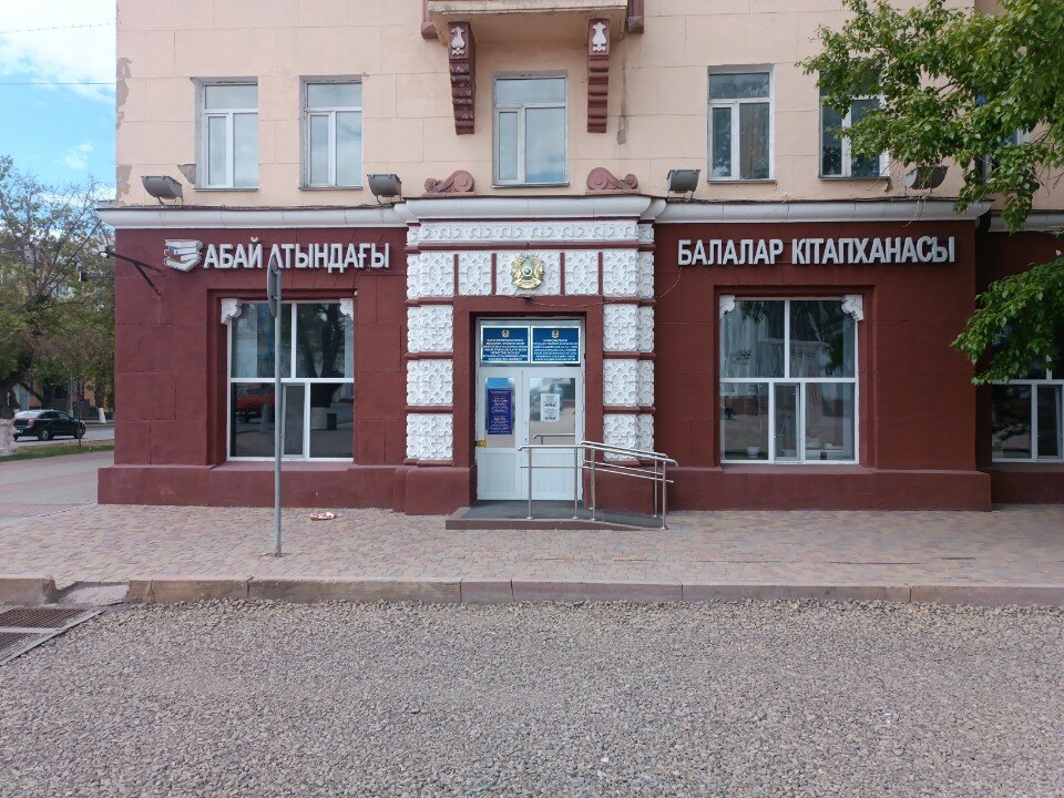 Жігіттер қара қыздардың пискилерін жалайды (порно)