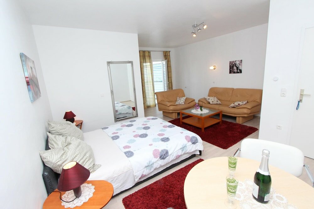 Фото Rooms and apartments Sally