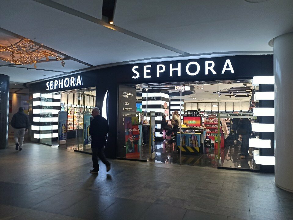 Perfume and cosmetics shop Sephora Kanyon, Istanbul, photo