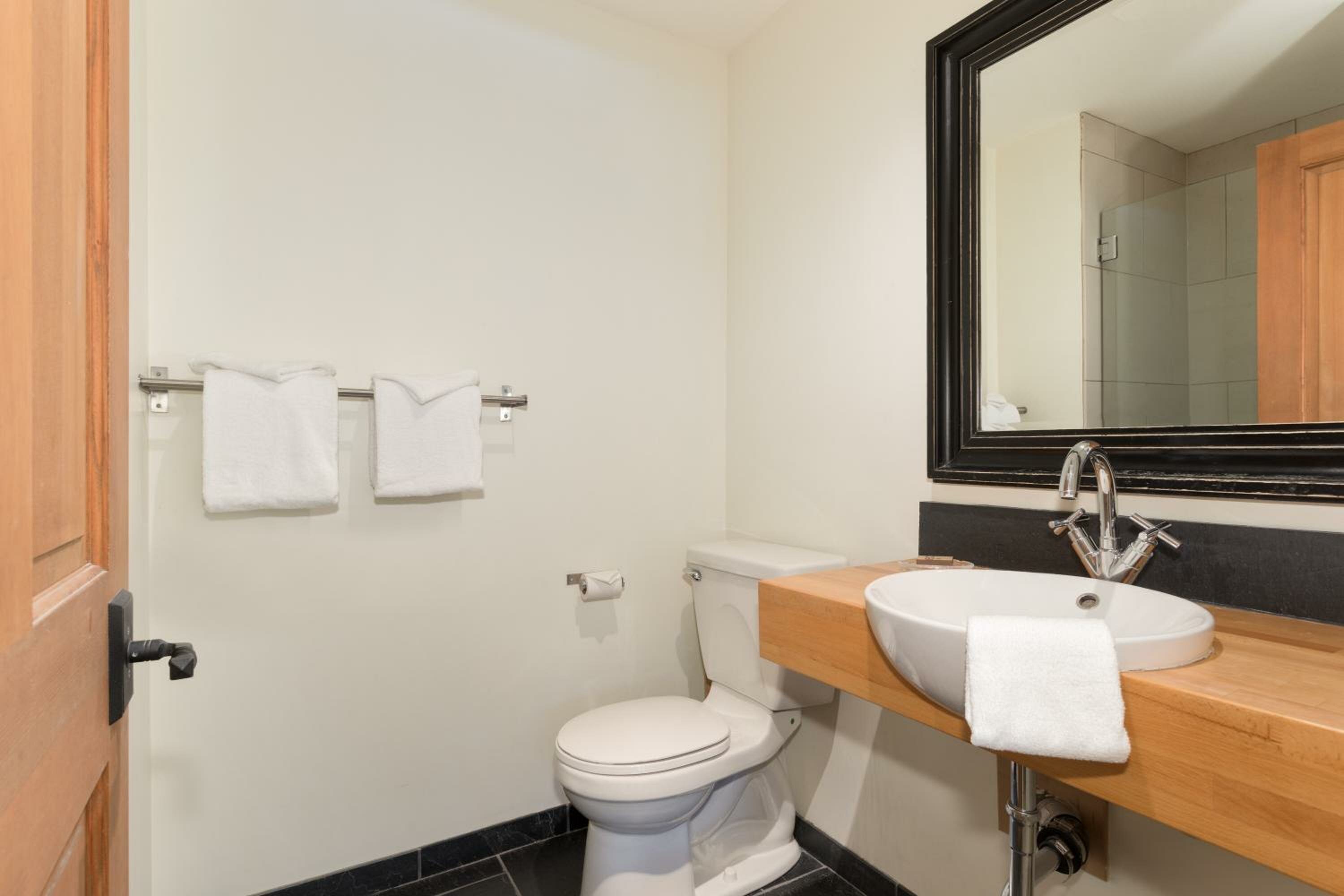 Фото Glacier Lodge Boutique Hotel