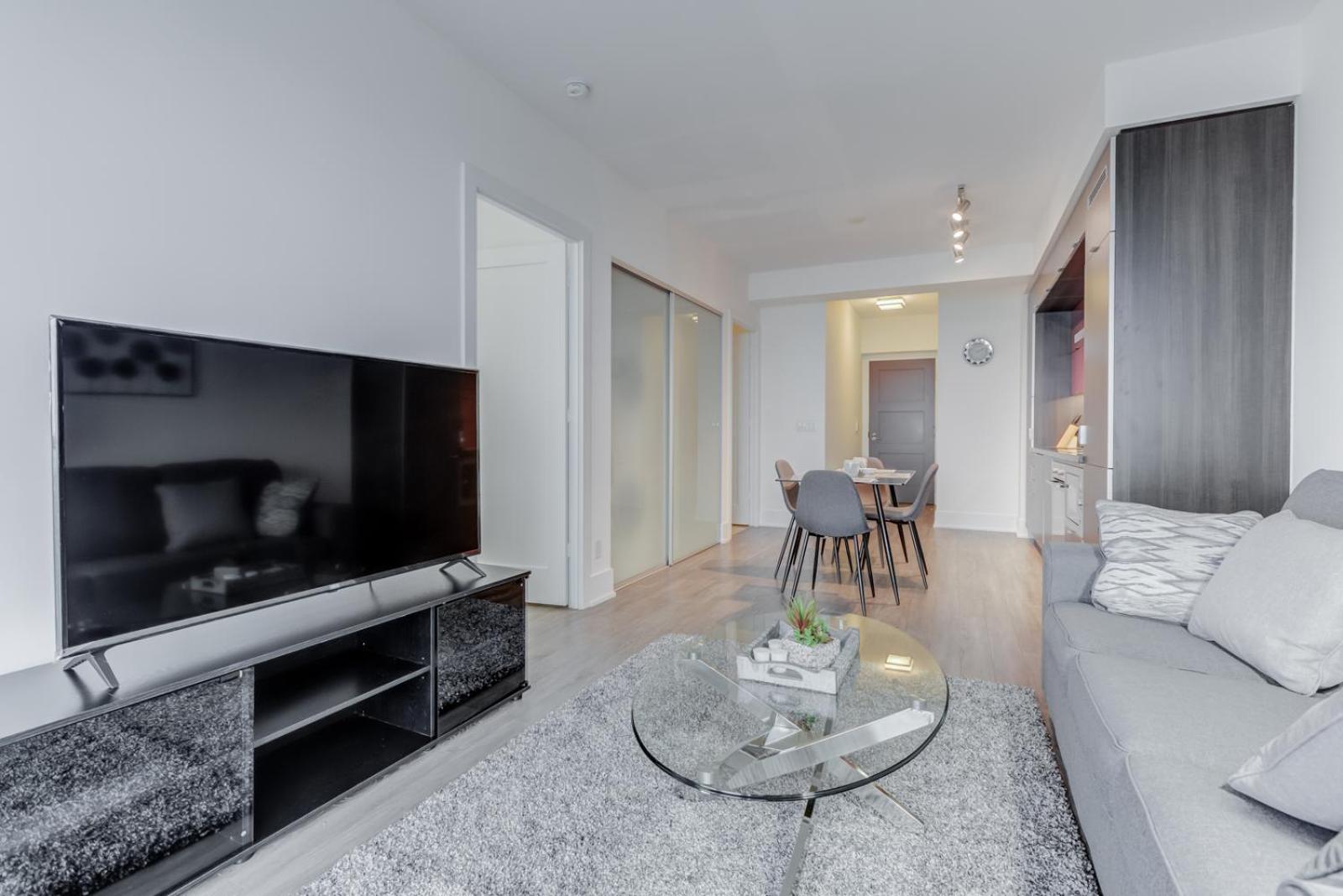 Фото E. S. i Furnished Suites at the Acc