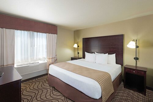 Гостиница La Quinta Inn & Suites by Wyndham Henderson-Northeast Denver