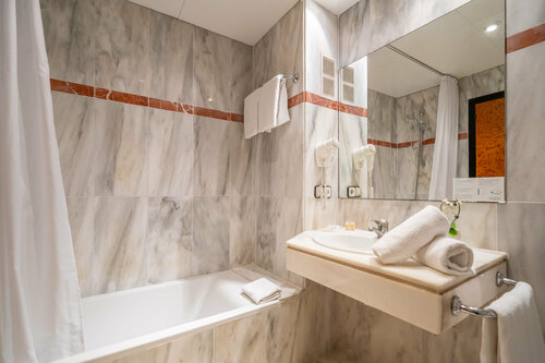 Гостиница Hotel Glories в Барселоне
