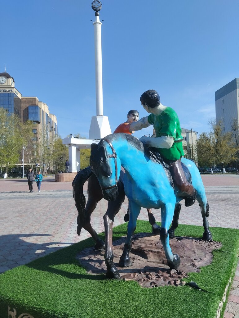 Anıt, heykel Kazakhstan Independence Monument, Petropavl (Petropavlovsk), foto