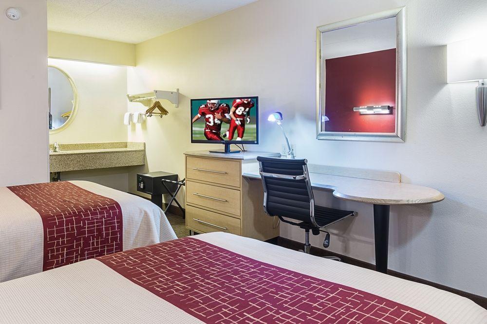 Фото Red Roof Inn Detroit - Farmington Hills