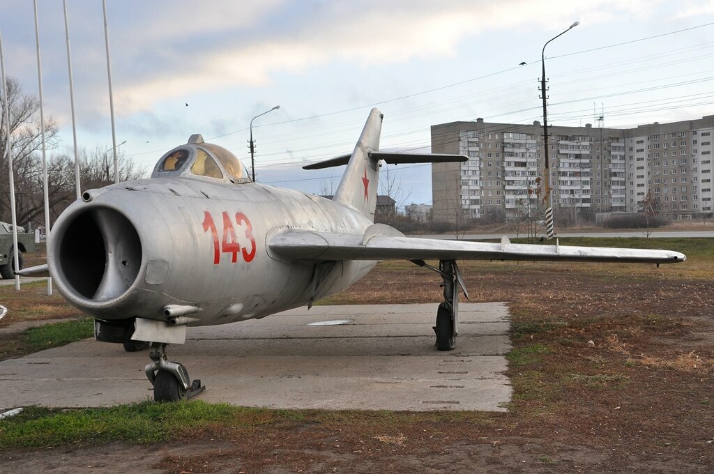 Monument to technology Истребитель МиГ-17, Engels, photo