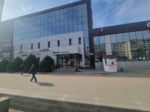 Жалаңаш қыз балконға кір іліп жатыр