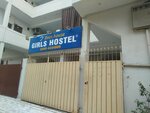Bee’s House Girls Hostels (Faiz Road, 10), hostel