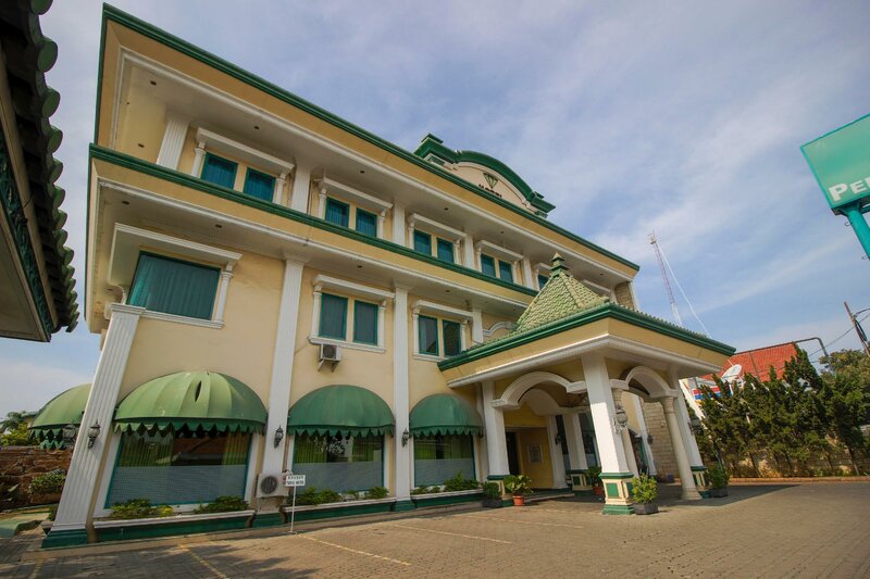 Гостиница RedDoorz Plus near Alun Alun Kejaksan Cirebon