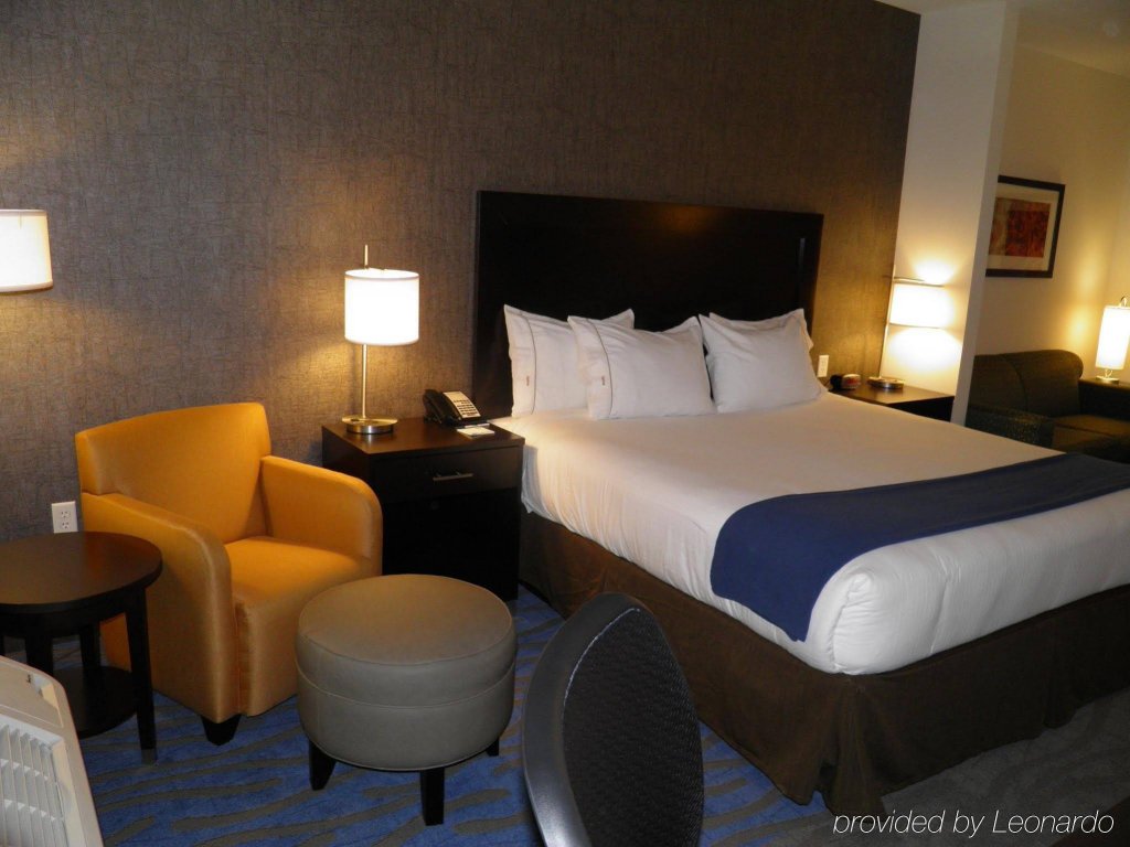 Фото Holiday Inn Express and Suites Overland Park, an Ihg Hotel