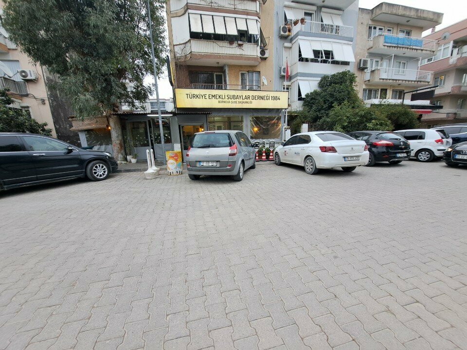 النقابات الصناعية Turkiye Emekli Astsubaylar Dernegi ، إزمير، صورة