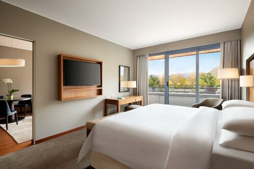 Гостиница Sheraton Lake Como Hotel в Черноббьо