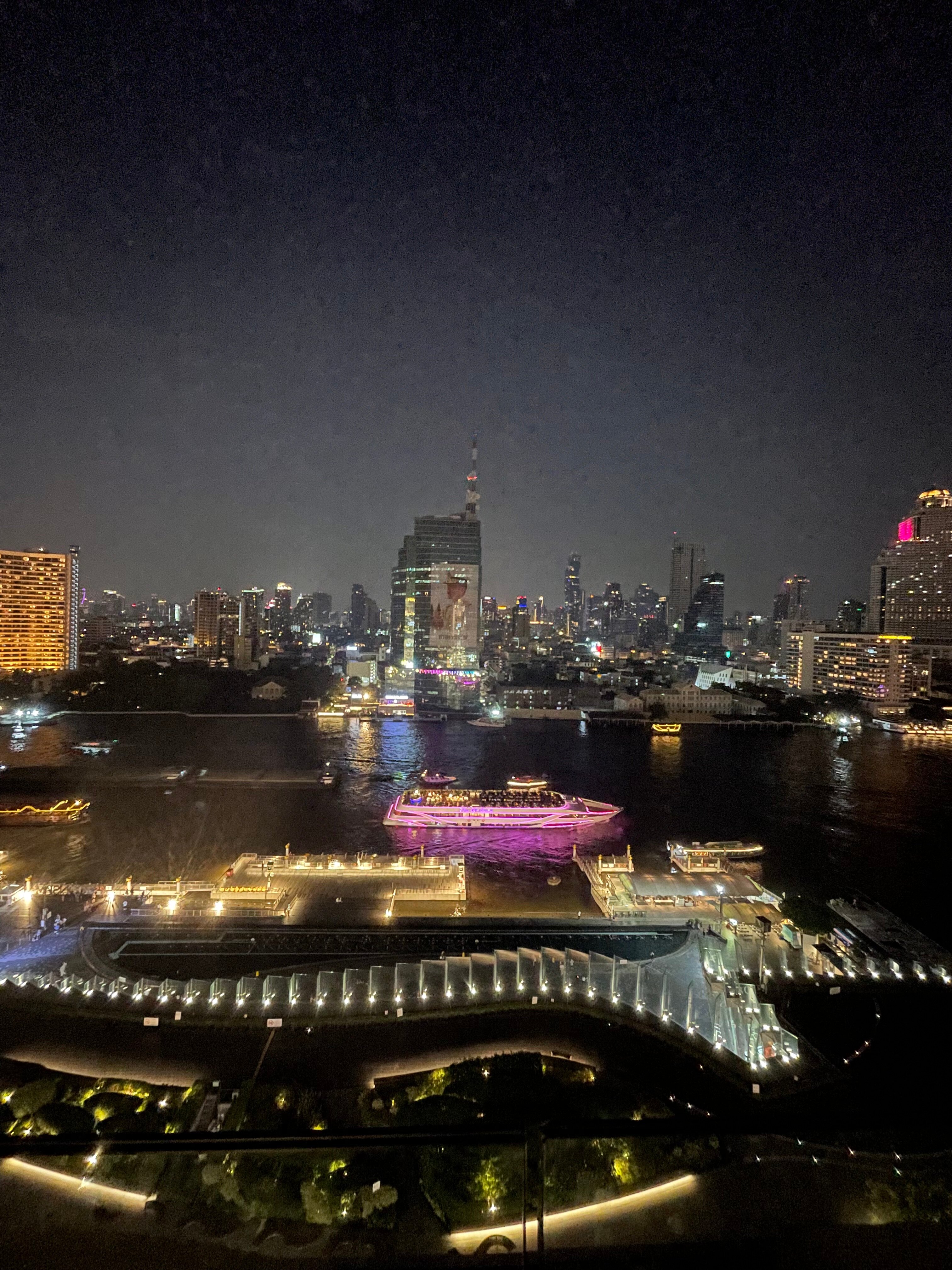 Фото Hilton Garden Inn Bangkok Riverside