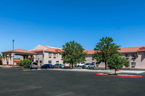 Гостиница Quality Inn & Suites Albuquerque North near Balloon Fiesta Park в Альбукерке