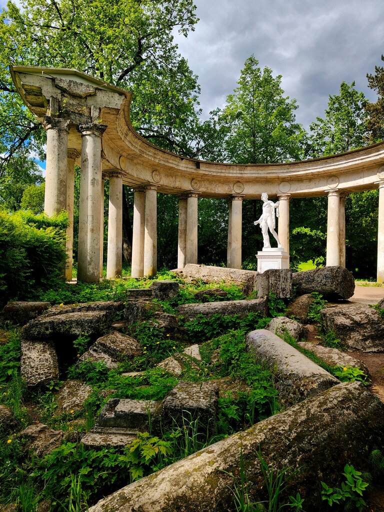 Landmark, attraction Colonnade of Apollo, Pavlovsk, photo
