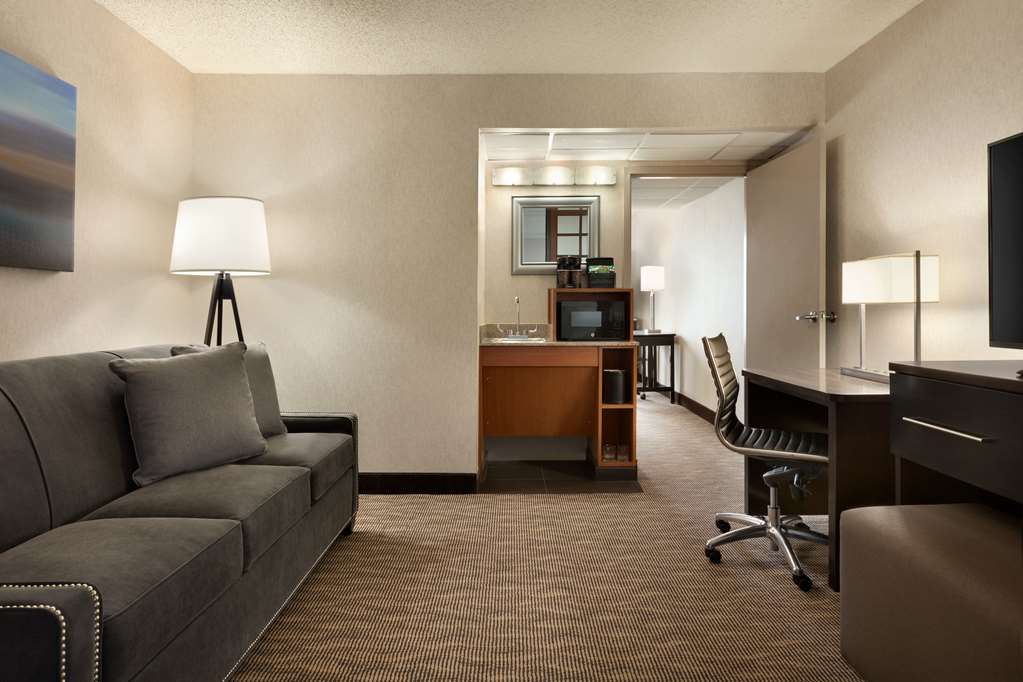 Фото Embassy Suites by Hilton Oklahoma City Will Rogers Airport