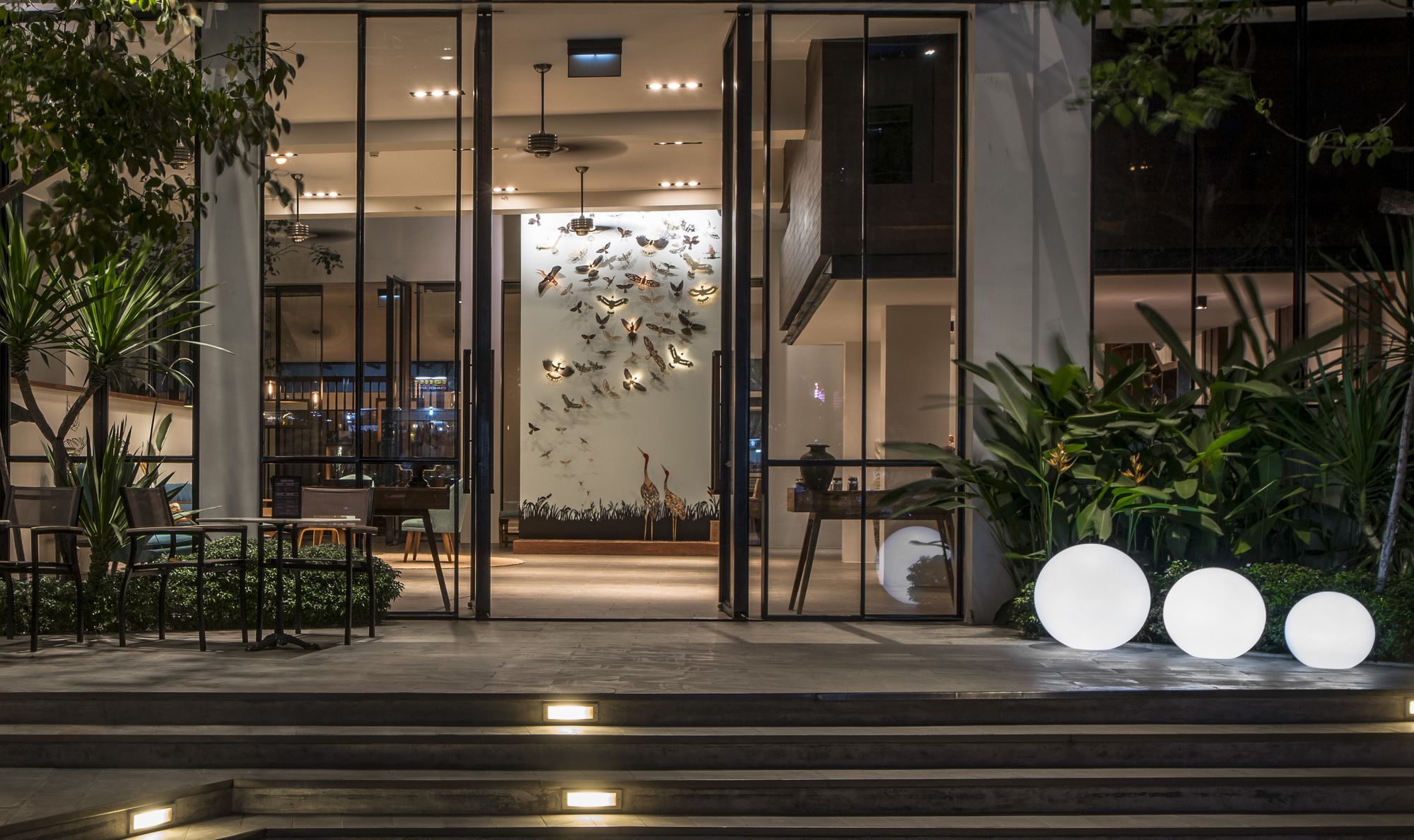 Фото The Aviary Hotel