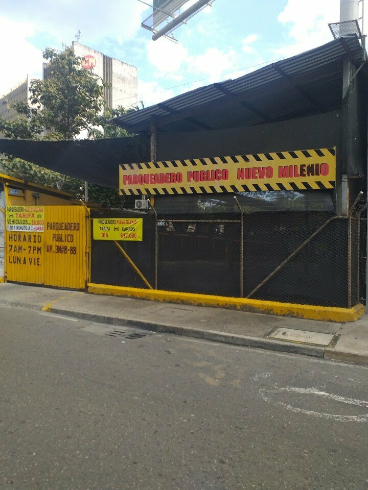 Vans and trailers Public Parking New Millennium, Cali, photo