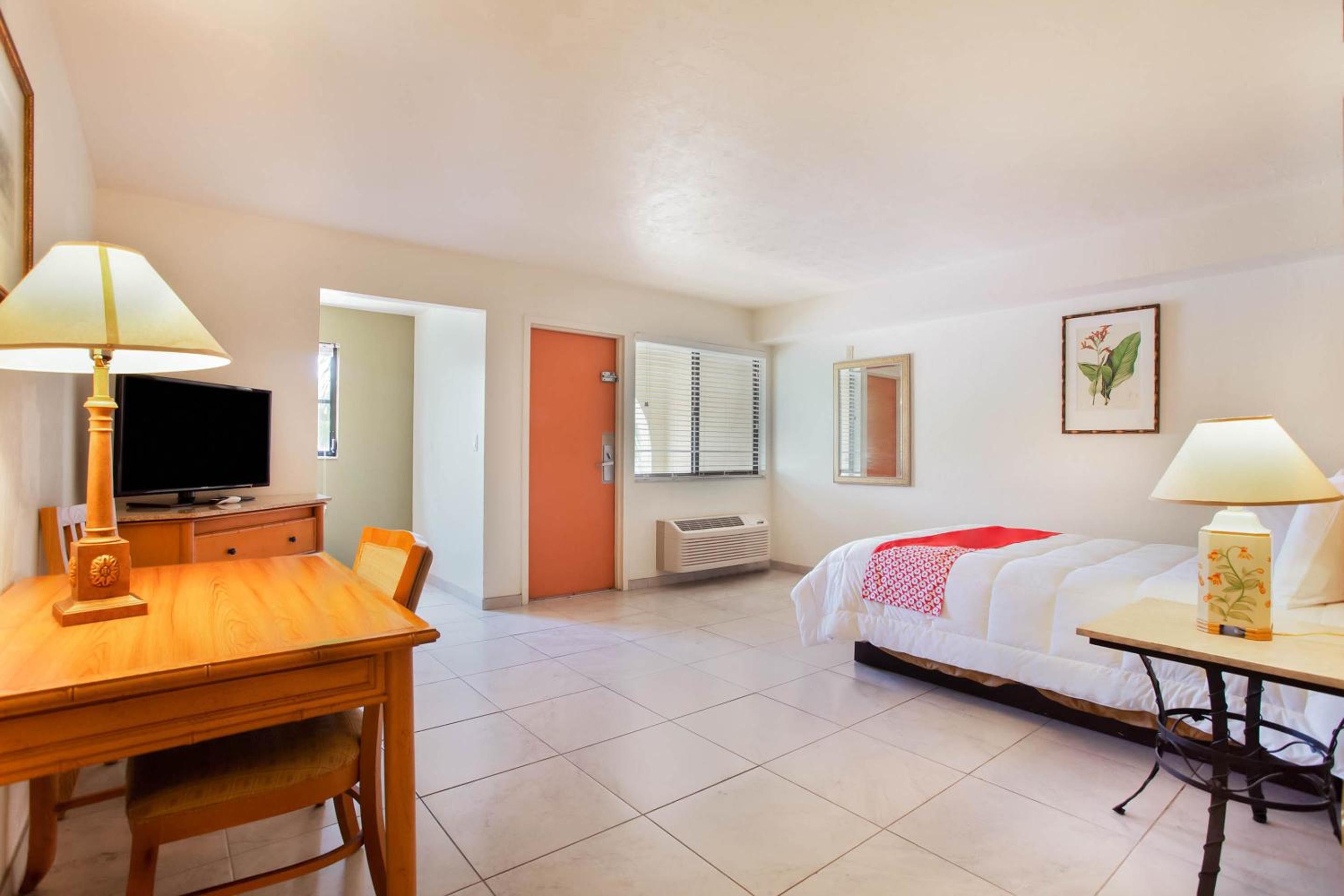 Фото Oyo Waterfront Hotel - Cape Coral/Fort Myers, Fl