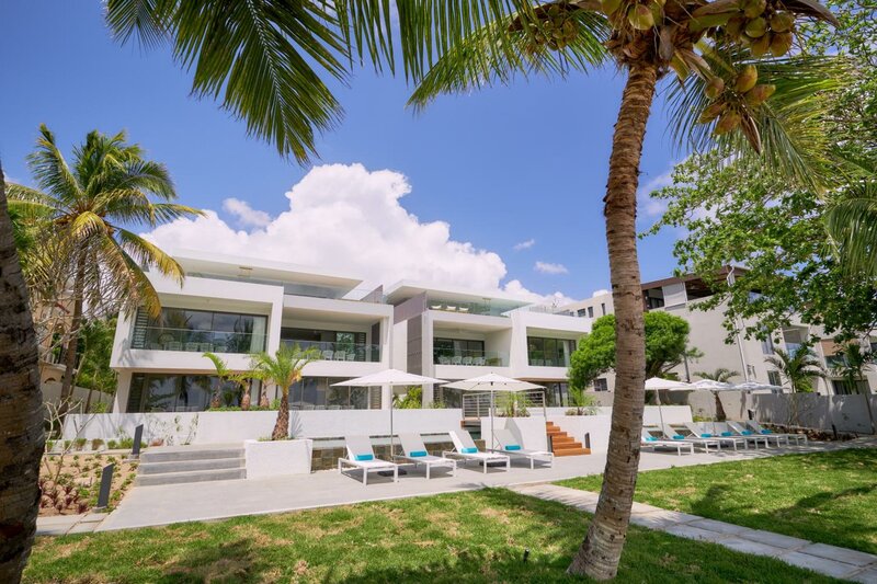 Гостиница Les Estivales Beachfront Suites & Penthouses by Lov