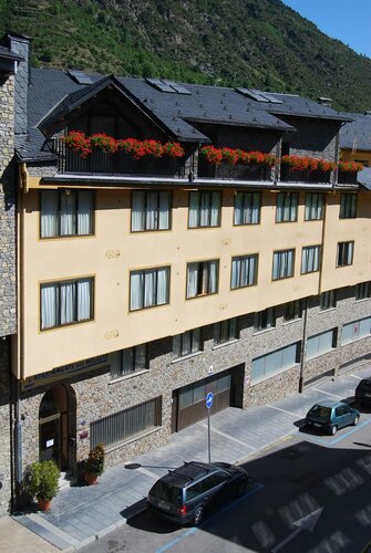 Гостиница Apartaments del Meligar в Энкаме
