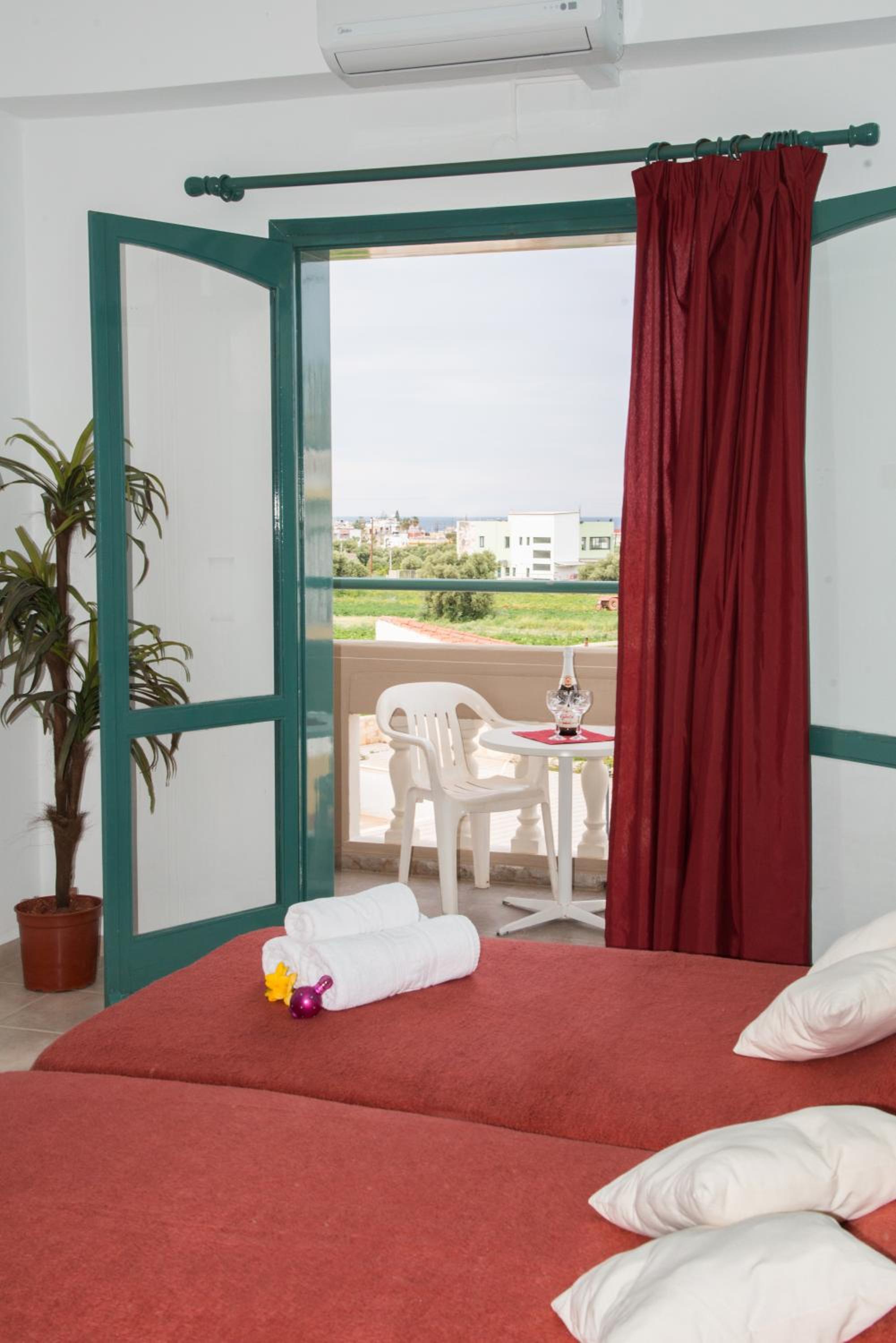 Фото Theoni Apartments