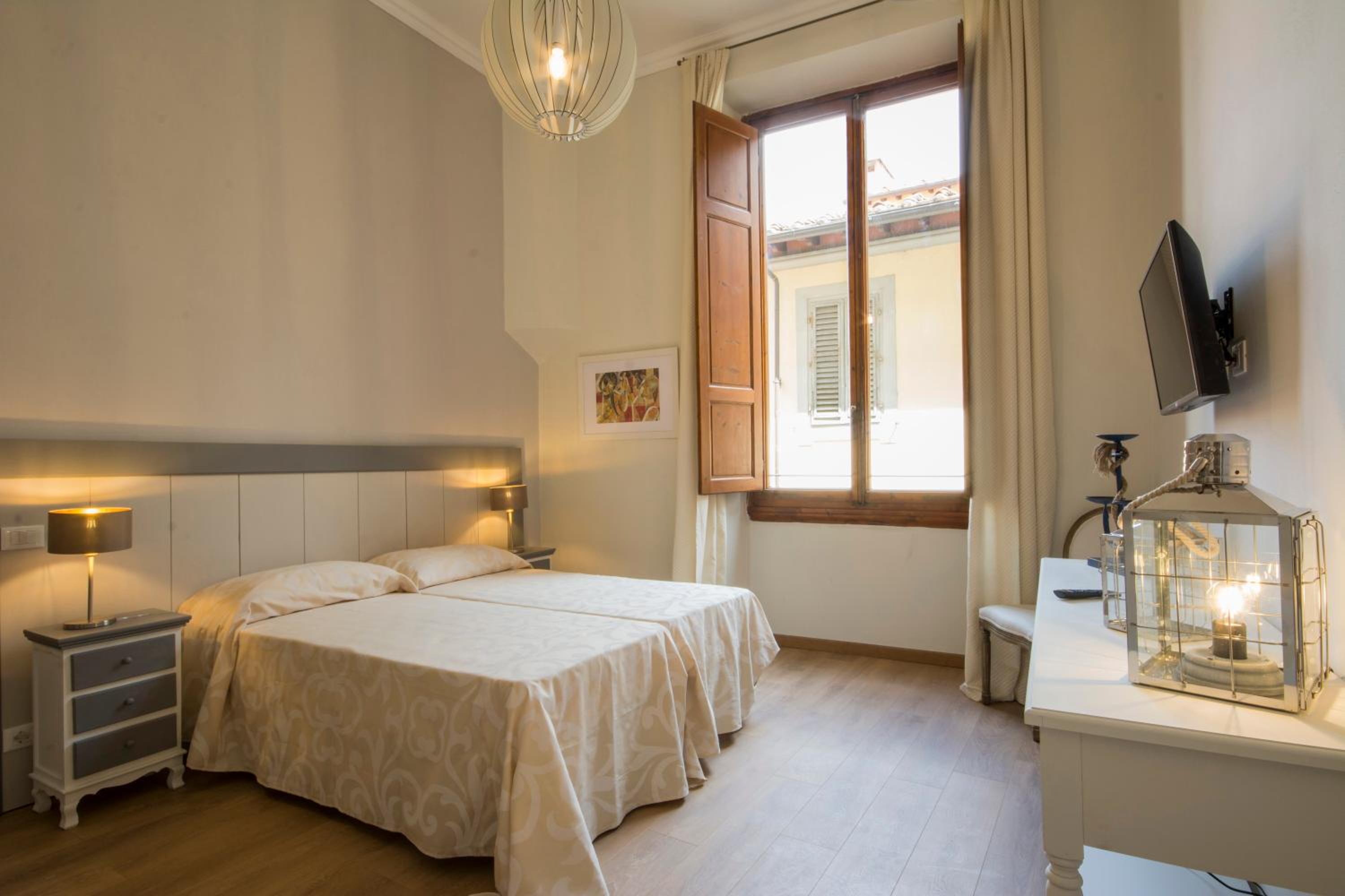 Фото Iris Apartments