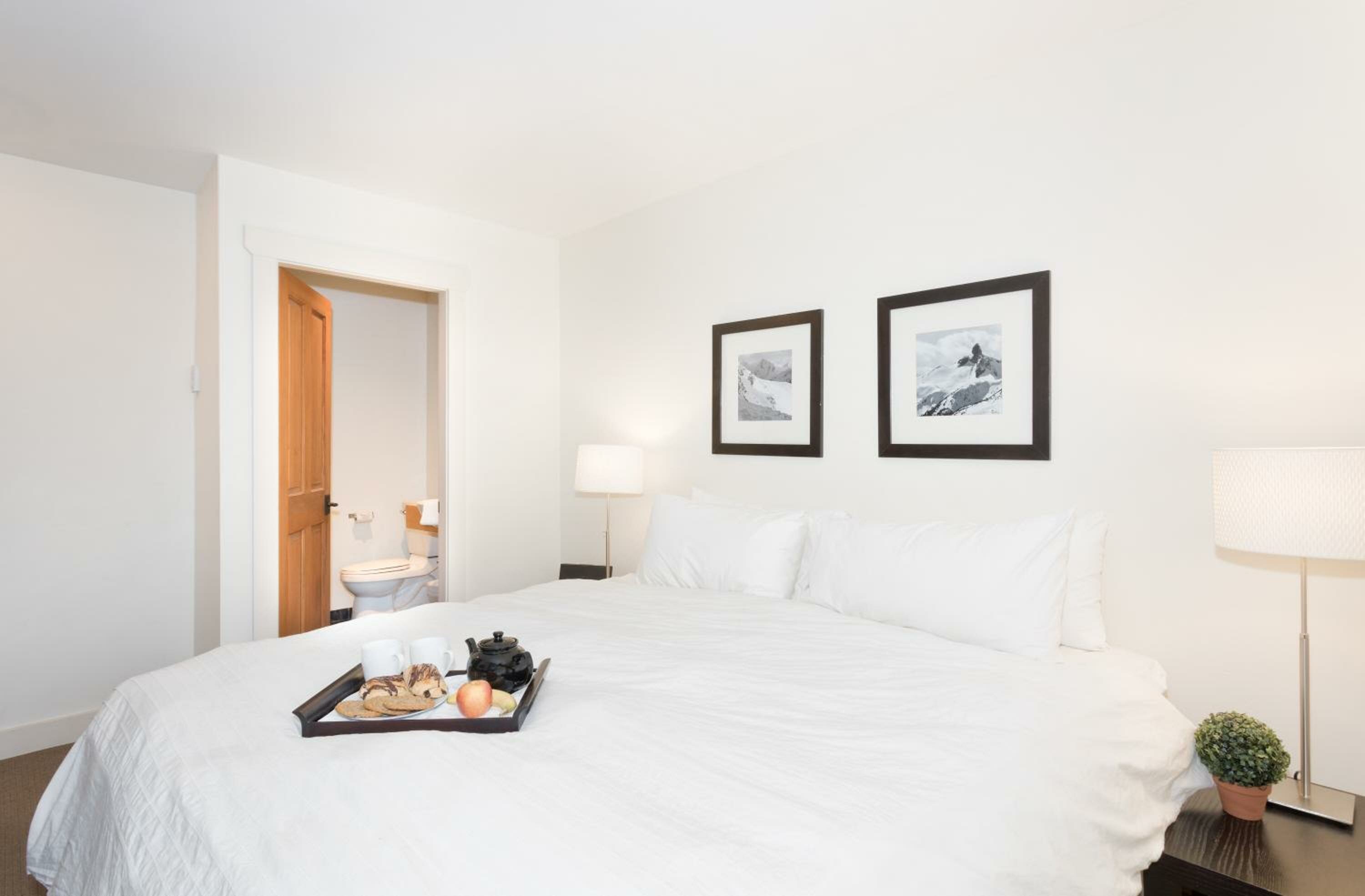 Фото Glacier Lodge Boutique Hotel