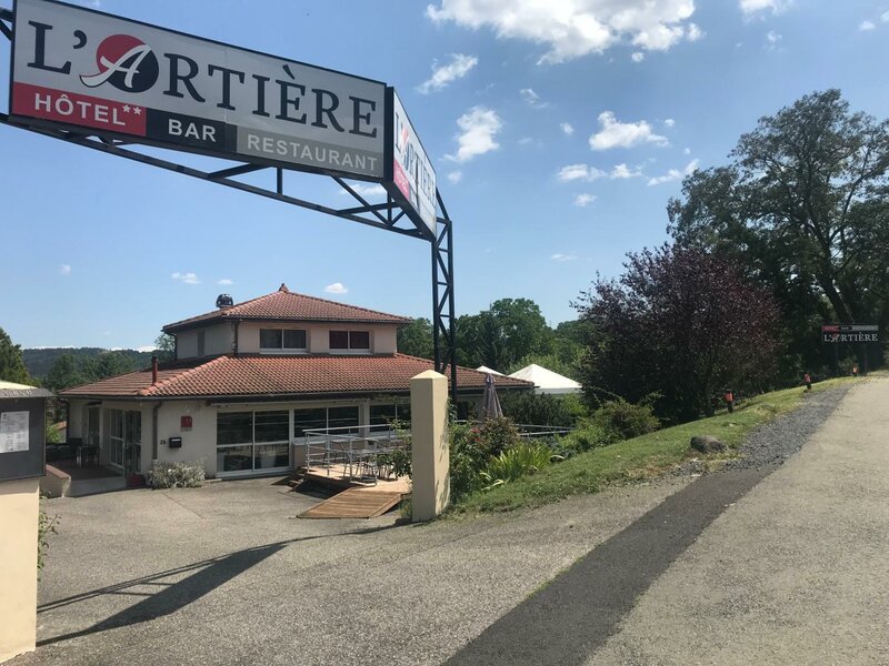 Гостиница H& xF4; tel-Restaurant l'Arti& xE8; re