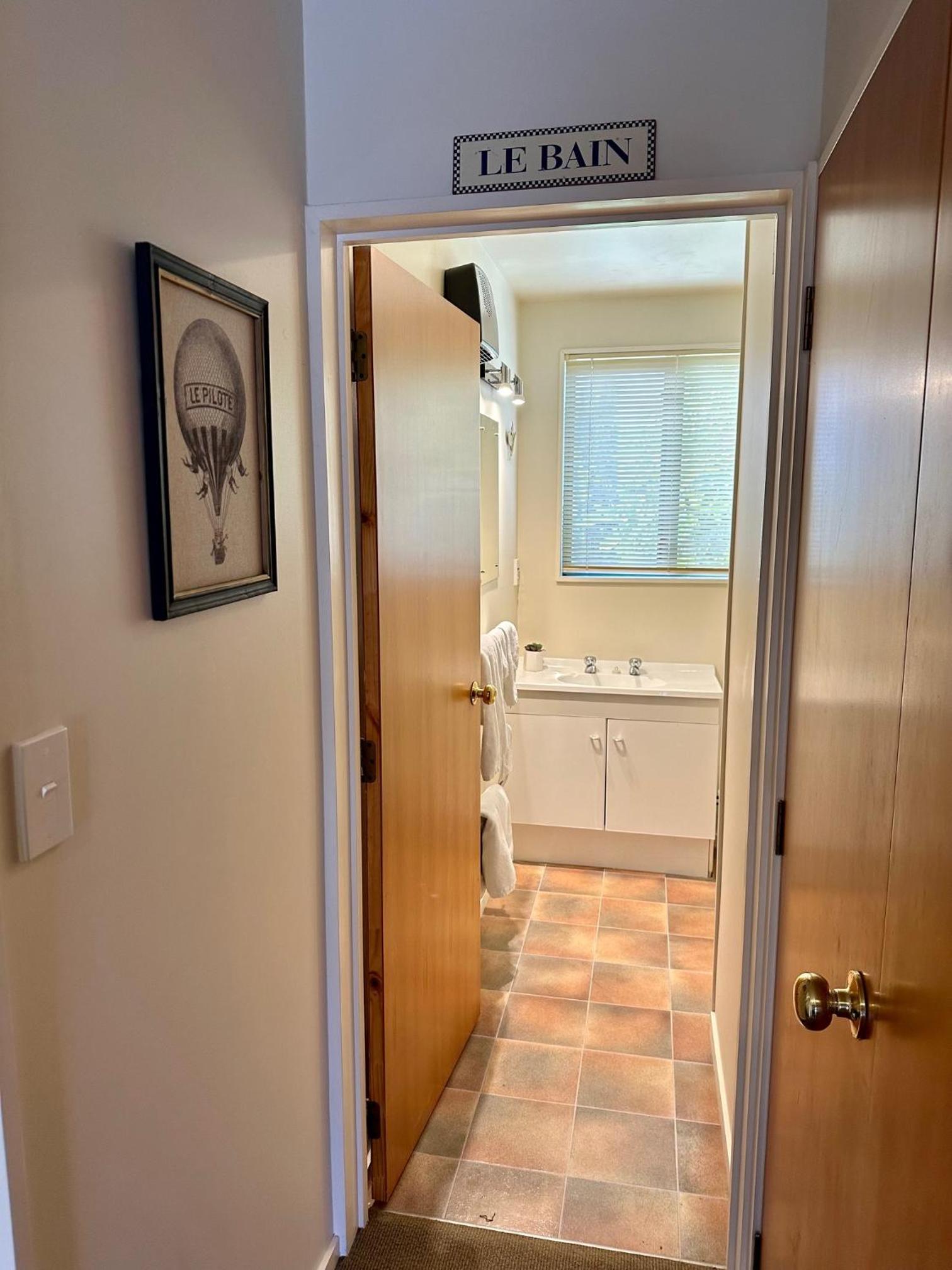 Фото Akaroa Village Inn