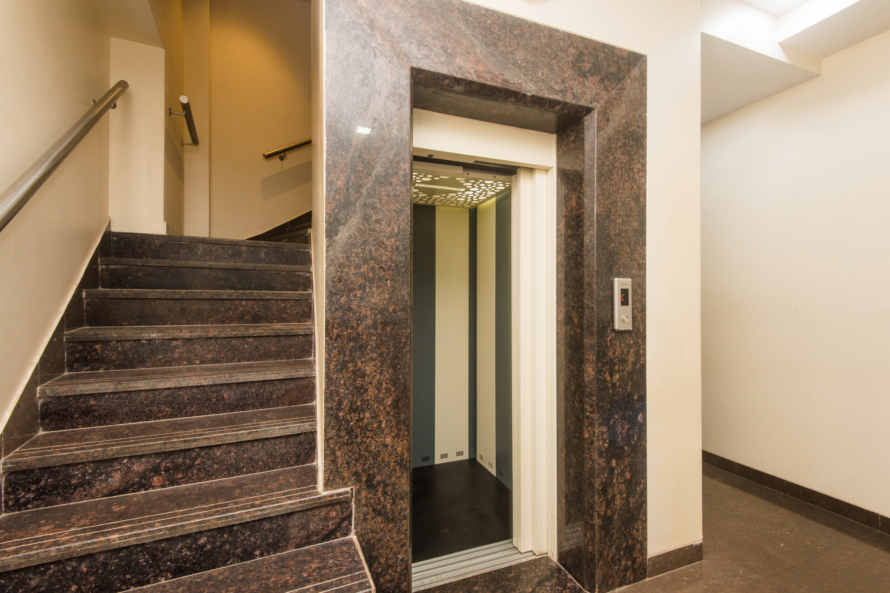 Фото Oyo 10650 Hotel Lotus Residency