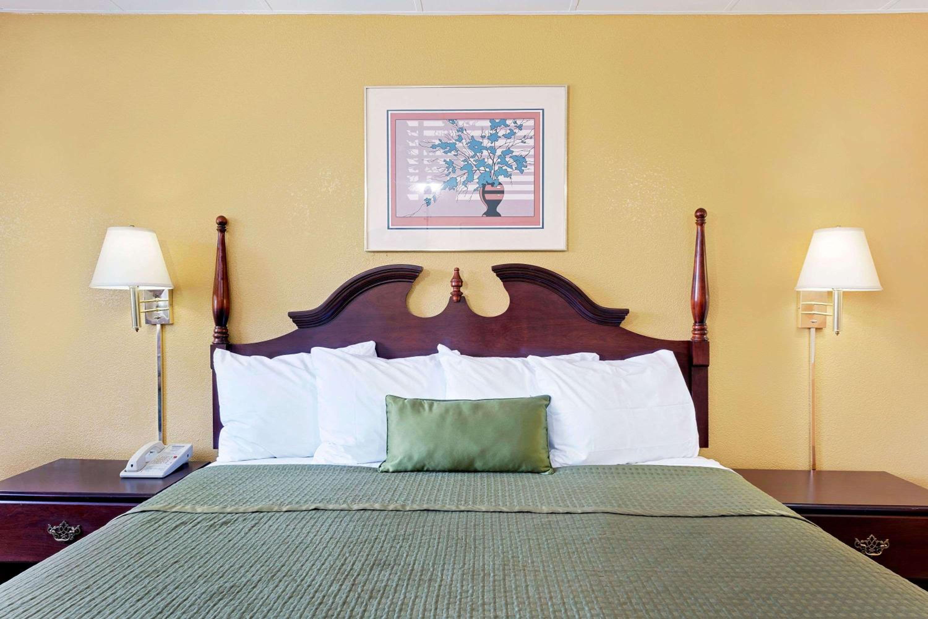 Фото Travelodge by Wyndham Chambersburg