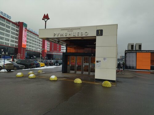 Chiroyli va jozibali qiz ozining teshiklarini korsatdi