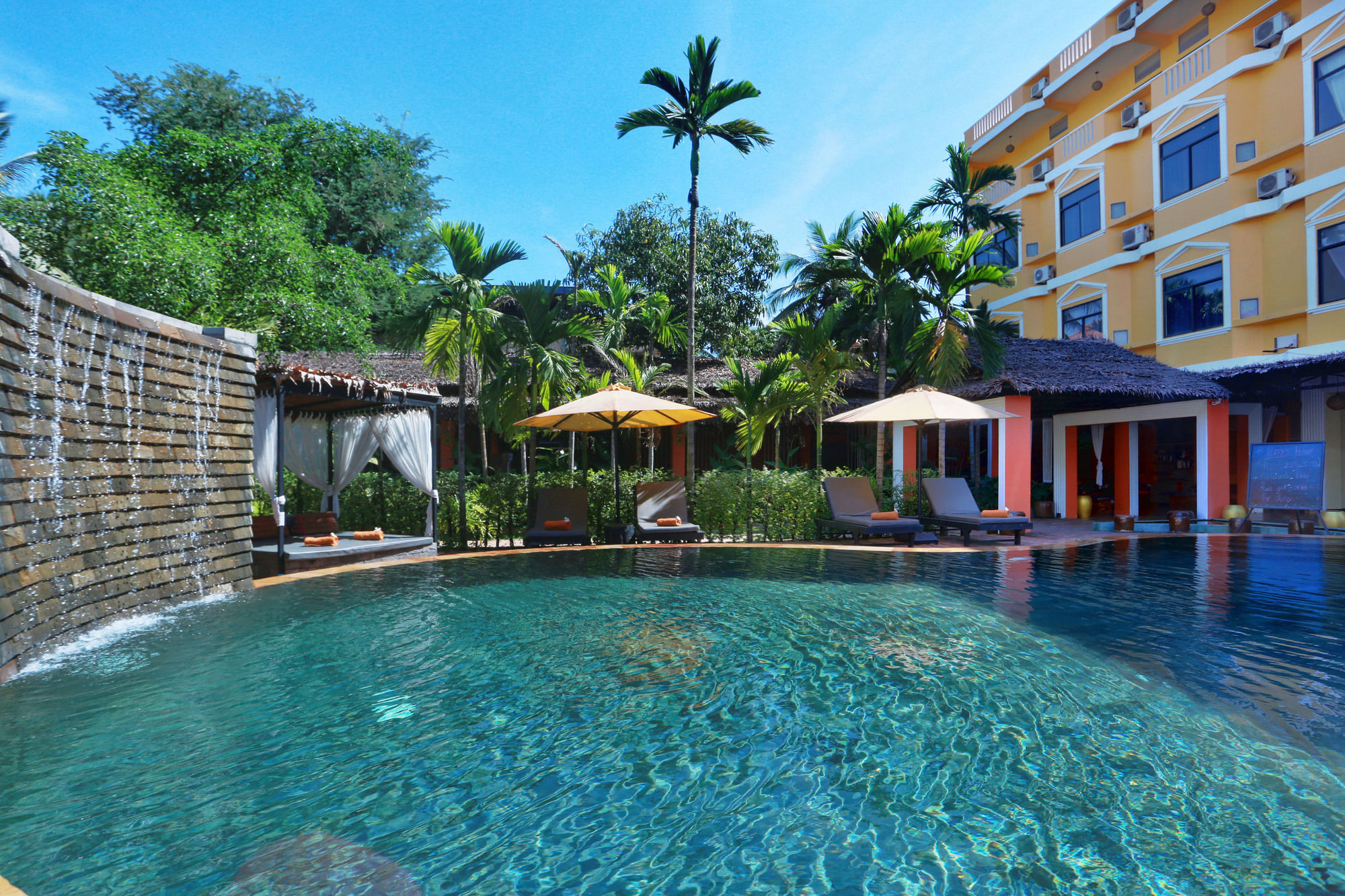 Фото отеля 1