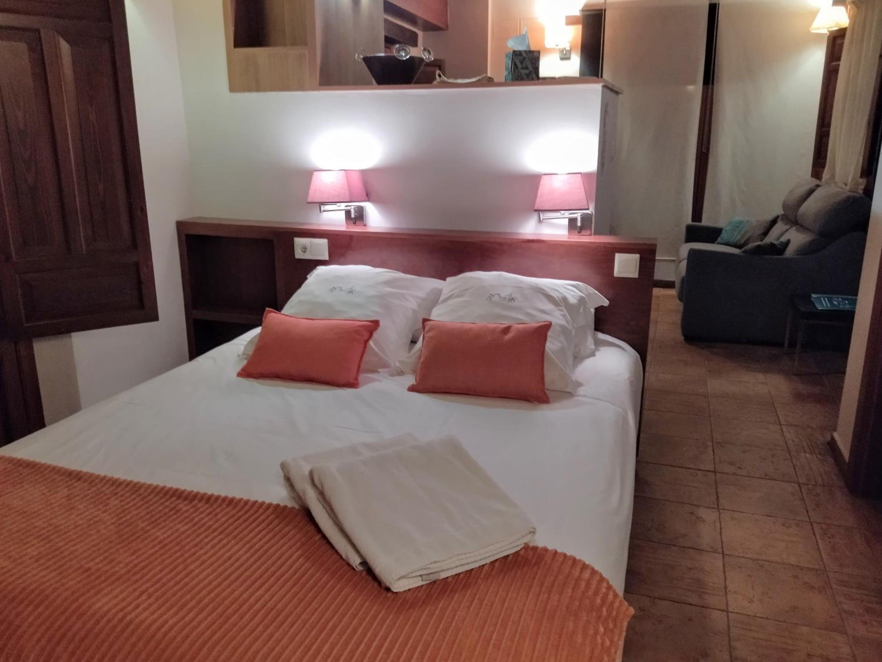 Фото Apartamentos Turisticos Alhambra