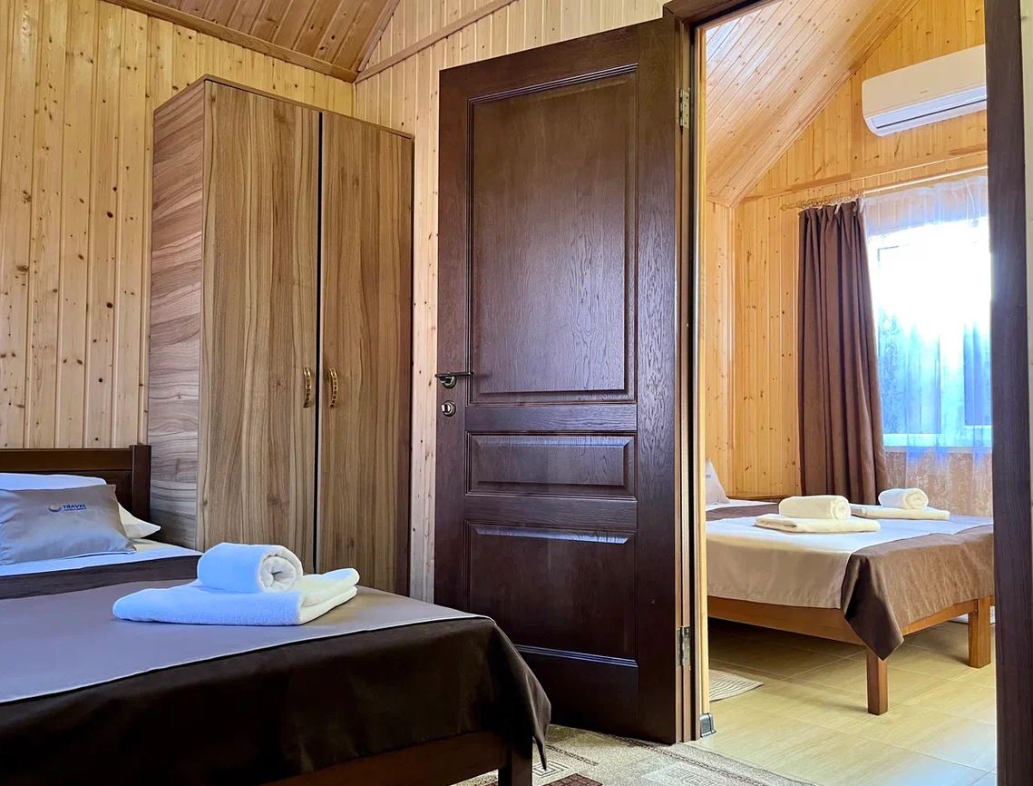 Фото У пруда от Травел Хотелс Антураж