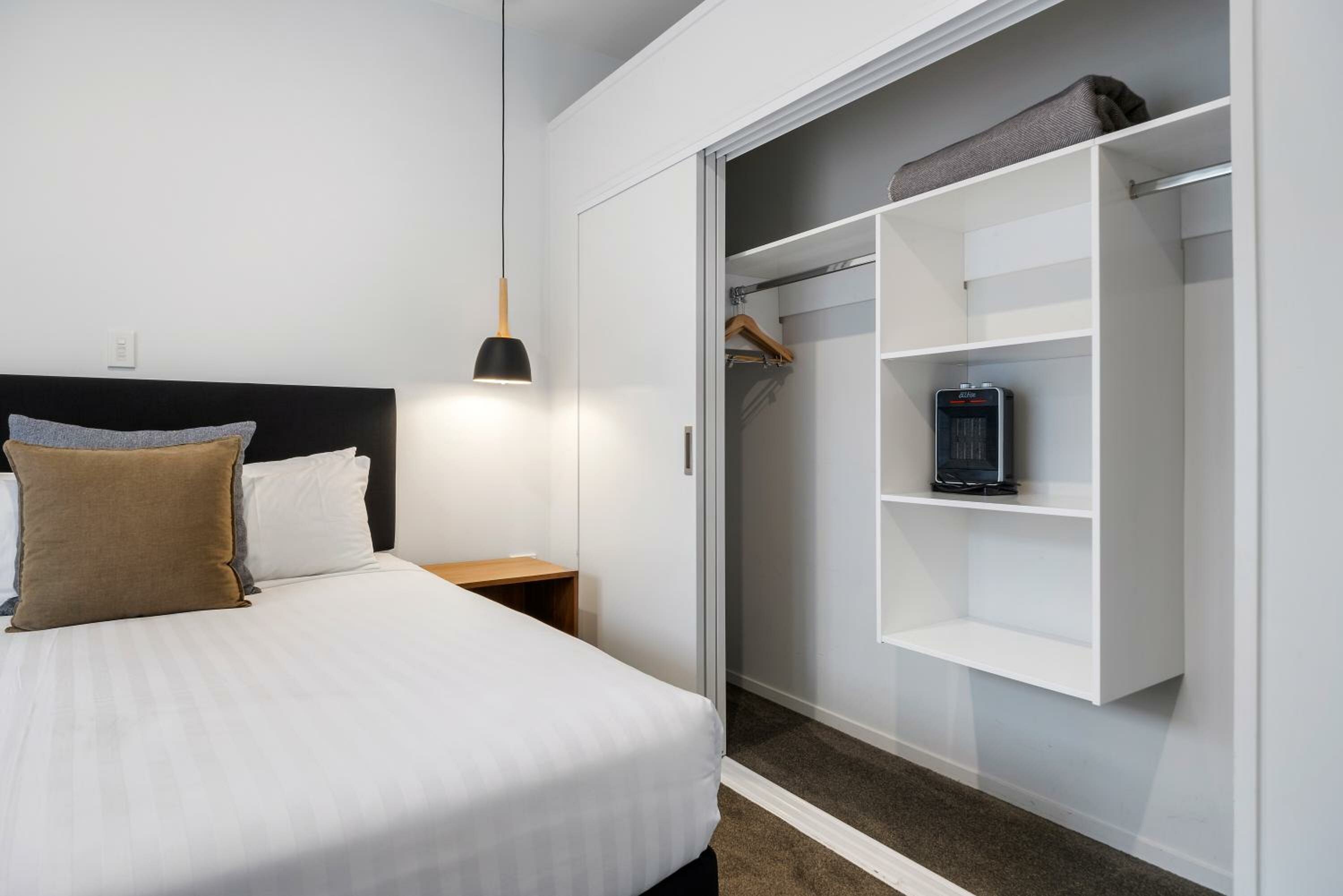 Фото Southwark Hotel & Apartments