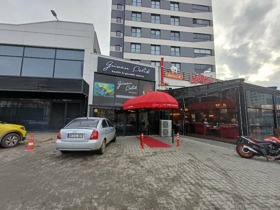 Hairdresser Guven Celik, Ankara, photo