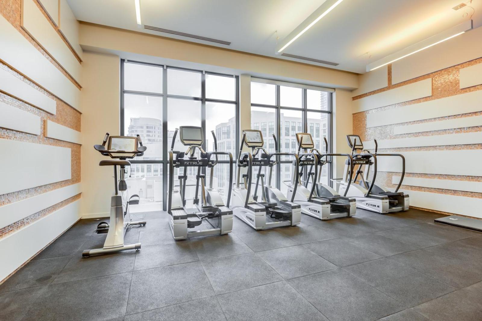 Фото E. S. i Furnished Suites at the Acc