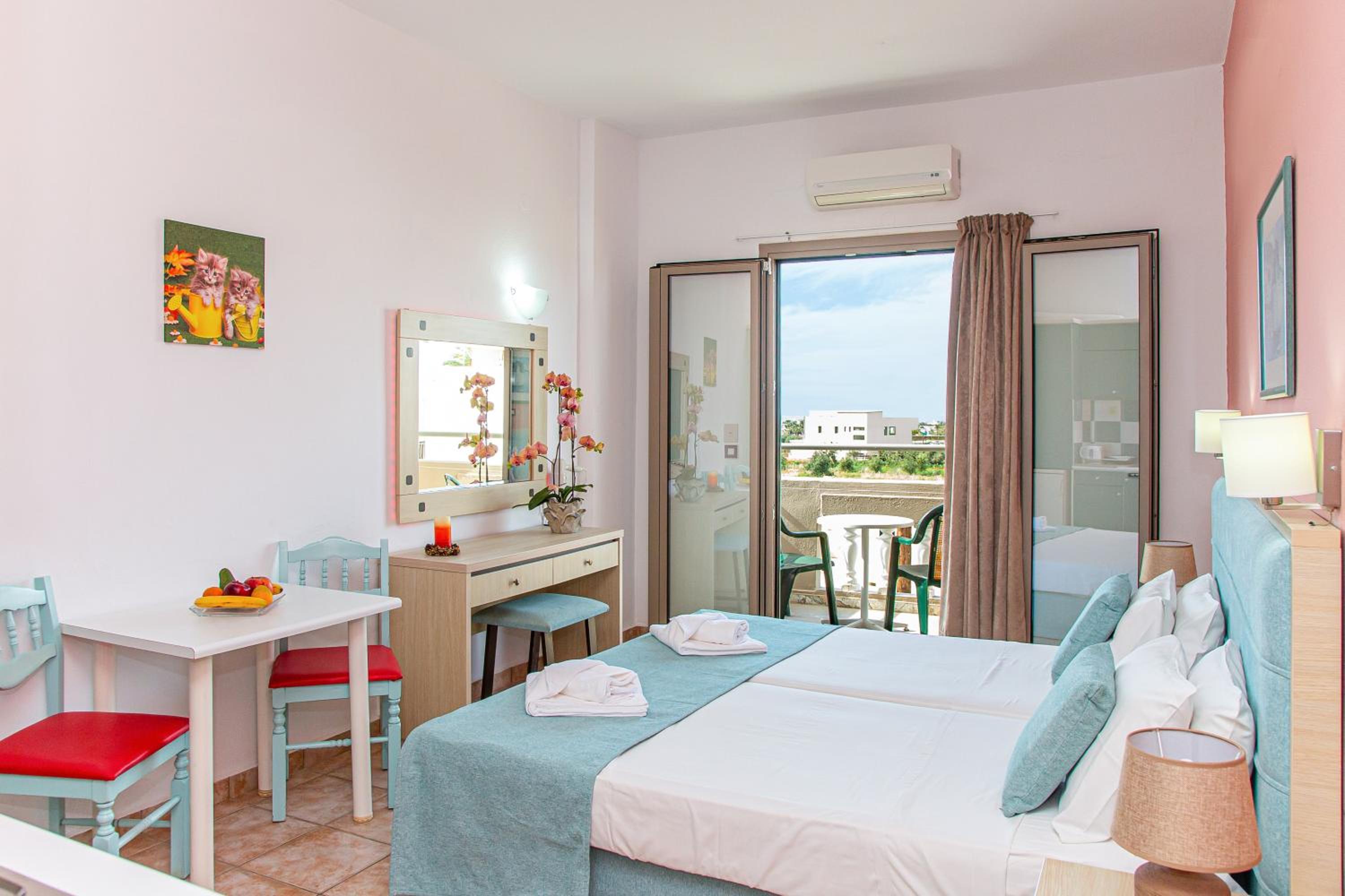 Фото Theoni Apartments