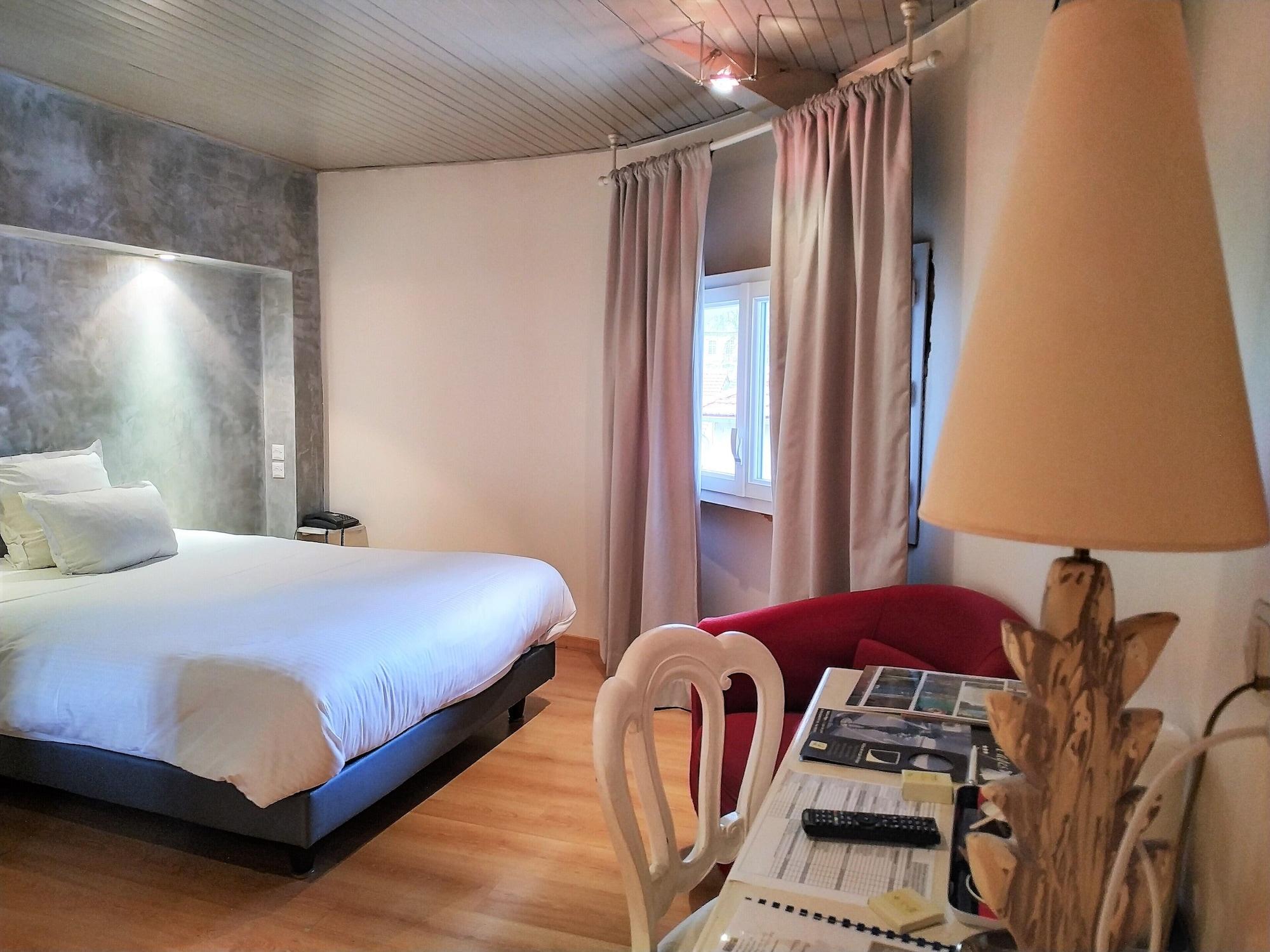 Фото Logis Hôtel Les Pages