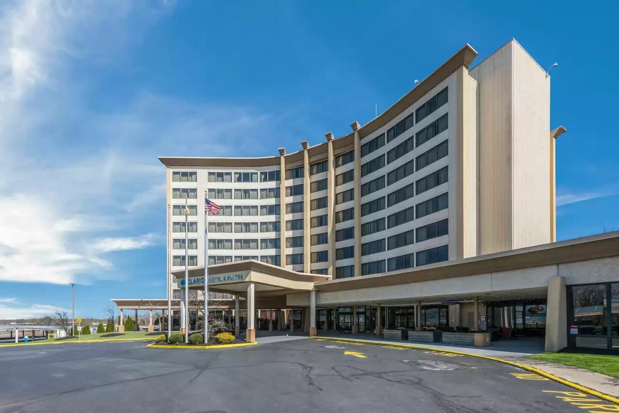 Фото Clarion Hotel & Suites